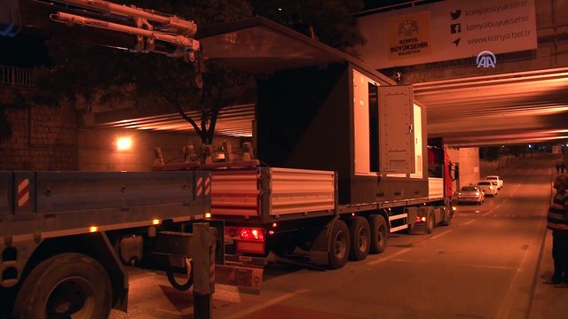 Elektrik panosu yüklü tır alt geçide sıkıştı - KONYA