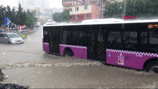 15 dakika yağdı; yollar göle döndü