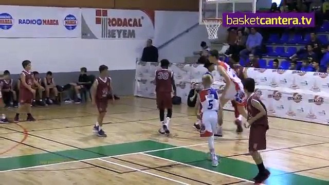 Olivier Rioux, 12 ans pour 2,13 mètres, joue au basket
