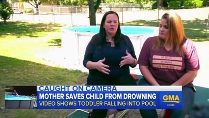 Un bébé tombe dans une piscine