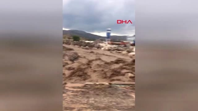 Burdur Tefenni'de Şiddetli Yağış Nedeniyle Yollar Kapandı