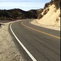 VÍDEO: un motorista se juega la vida por una foto