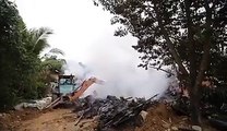 Anggota bomba melakukan operasi pemantauan dan memadam kebakaran  susulan kebakaran di tempat pembuangan sampah haram berhampiran Taman Pinggiran Putera, Seri K