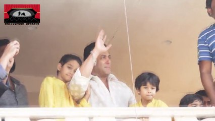 सलमान  ने मनाई अपने फैंस के साथ ख़ास तरीके से ईद  - घर के बहार लोगो की भीड़ !