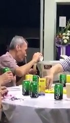 Il boit une bière par son nez !