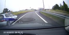 Un automobiliste essaye de doubler au dernier moment ! Fail