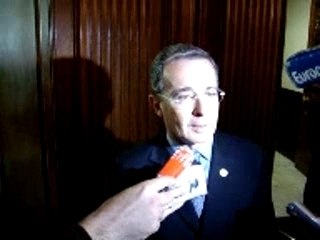 Alvaro Uribe commente sa rencontre avec François Fillon