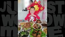 Ce gamin Chinois mange TOUT ce qu'on lui met sous les yeux