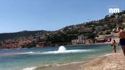 Un mystérieux geyser apparaît à quelques mètres de la plage