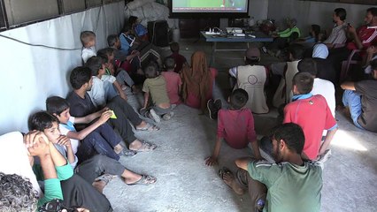 Des Syriens regardent les matches dans un camp de déplacés