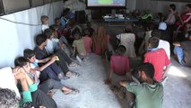 Des Syriens regardent les matches dans un camp de déplacés