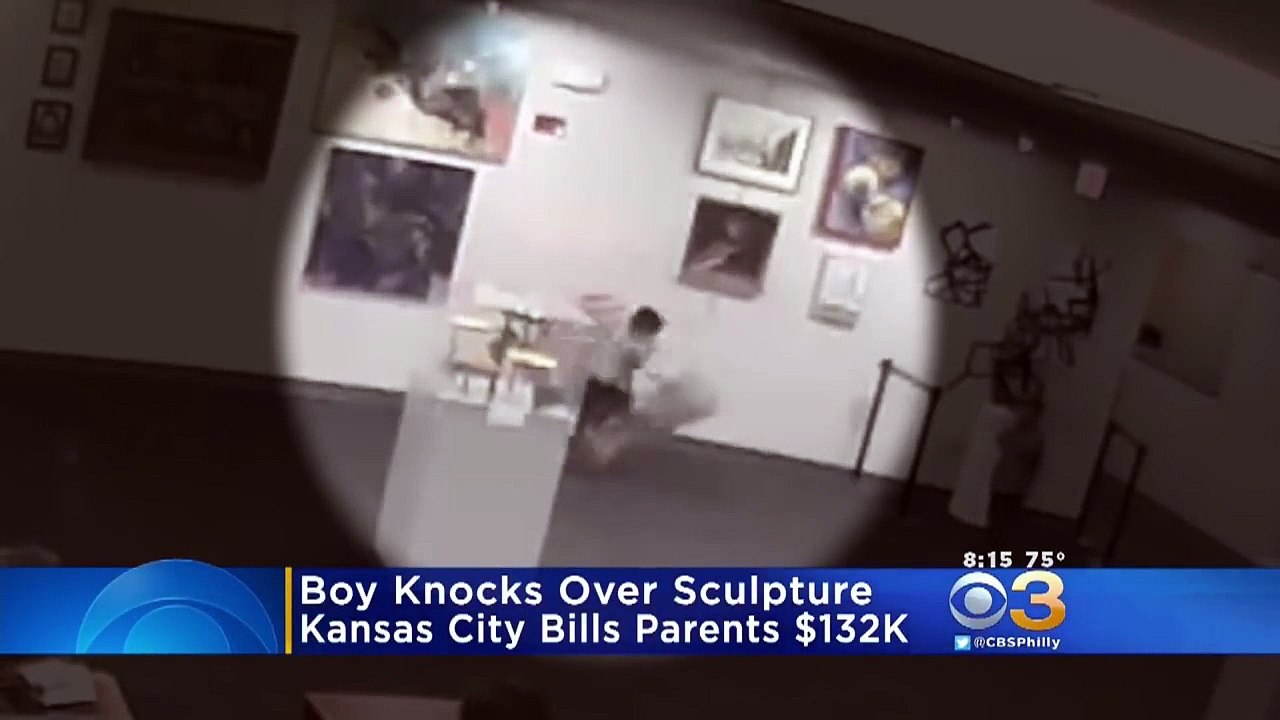 Un enfant casse une sculpture dans un musée, se...
