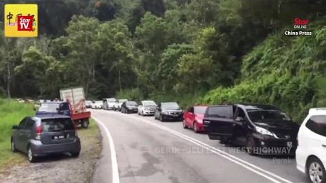 32 passengers injured in bus crash near Gerik