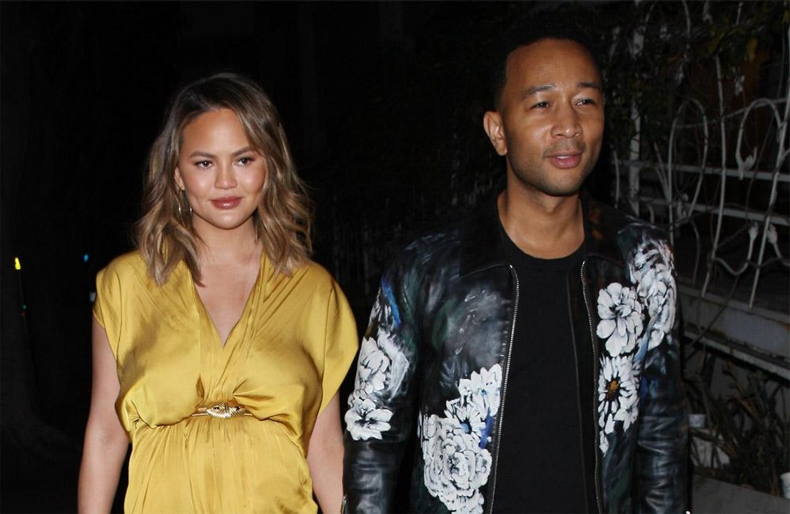 Offenherziges Vatertags-Selfie: Hier pumpt Chrissy Teigen ihre Muttermilch ab