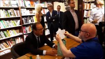 Il offre à François Hollande de la moutarde, des nonnettes et... ses feuilles d'Assurance maladie