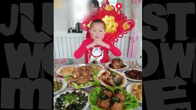 Cet enfant chinois est un vrai glouton... il mange tout