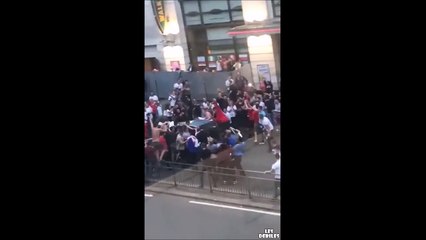 Un gars grimpe sur le capot d'une voiture et va le regretter un peu