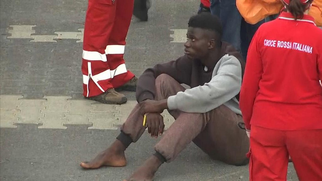 Italian rescue boat with over 900 migrants arrives in Sicily