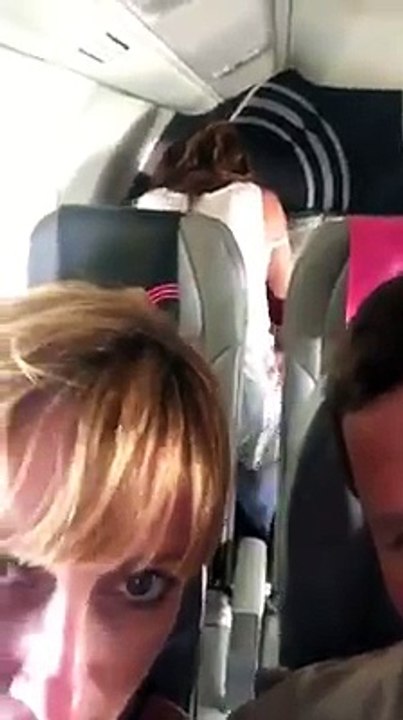 See What This Couple Trying To Take A Selfie On An Airplane Saw Happening Behind Them