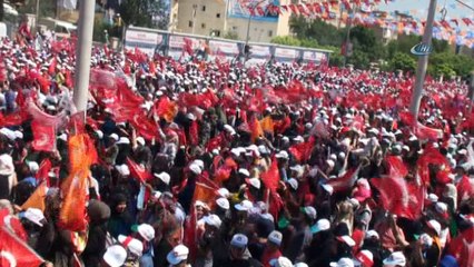 Şanlıurfa Cumhurbaşkanını ağırlamaya hazırlanıyor...Vatandaşlar 35 dereceyi bulan sıcakta üstlerine sıkılan su ile serinledi