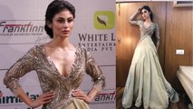 Mouni Roy  का Gold Awards 2018 में खूबसूरत अवतार, watch Video | Boldsky