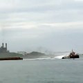 Ces deux bateaux sont en train de commettre une grosse erreur en voulant sortir avec ces immenses vagues.