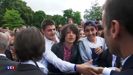 Emmanuel Macron recadre un jeune qui l'a appelé "Manu"