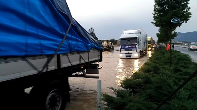 Denizli'de şiddetli yağış...Yollar suya gömüldü, Denizli-Afyon yolu ulaşıma kapandı