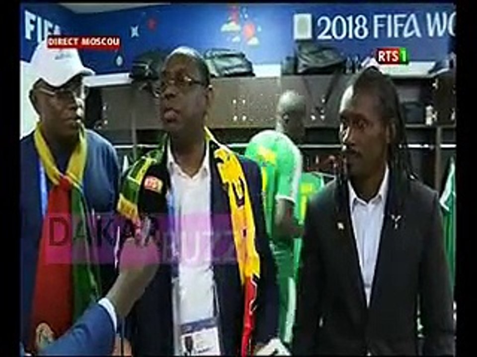 le président Macky Sall dans le vestiaire, Avec les joueurs après la victoire du Sénégal