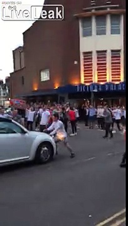 Ce supporter danse sur le toit d'une voiture et passe à travers !