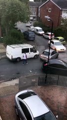 Ça passe ? Il mesure pour une voiture qui veut passer dans la rue !