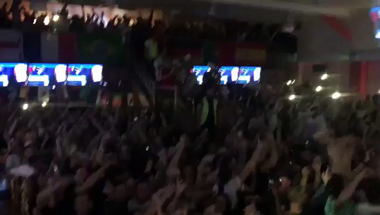 Ambiance de fou des supporters Anglais : ils retournent le bar !