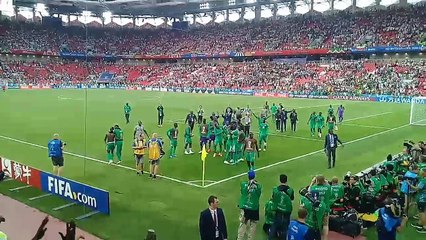 communion entre lions et supporters à la fin du match