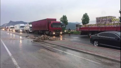 Afyonkarahisar karayolu sağanak nedeniyle ulaşıma kapandı (2) - DENİZLİ