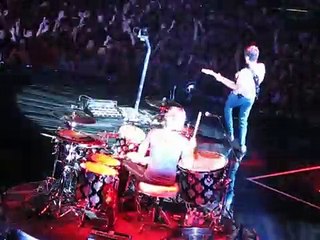 Скачать видео: Muse - Map of the Problematique, O2 Arena, London, UK  11/13/2009