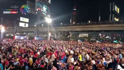 المواطنين يشاهدون مباراة مصر وروسيا من على كوبرى أكتوبر