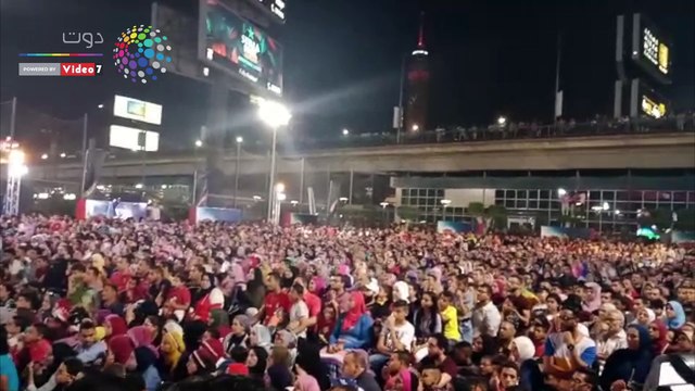 المواطنين يشاهدون مباراة مصر وروسيا من على كوبرى أكتوبر