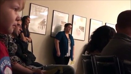 Un enfant émotif se met à pleurer en écoutant du Beethoven...