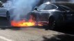 Une voiture Tesla prend feu en plein centre ville.