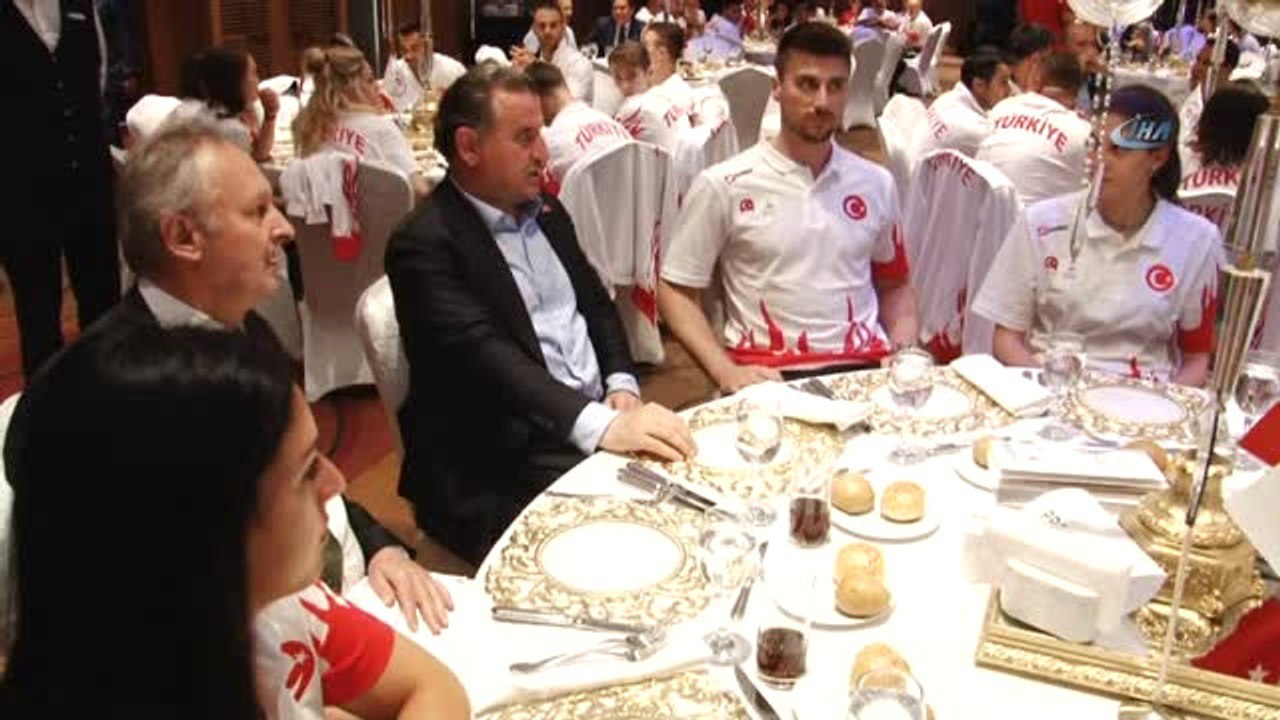 Bakan Osman Aşkın Bak, Milli Sporcularla Bir Araya Geldi