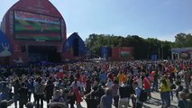 #Rusia2018 | Los fan fest son una sensación en la sede del Mundial. Un grupo de fanáticos se concentra en la Colina de los Gorriones, en Moscú. La gente pone el