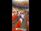 Japonya - Kolombiya maçı sonrası, oturdukları tribünü temizleyen Japonlar