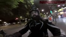 Deux hommes en scooter tentent de lui voler sa moto.