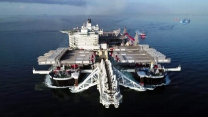 Dünyanın en büyük inşaat gemisi Pioneering Spirit'in İstanbul Boğazı’ndan geçişi havadan görüntülendi