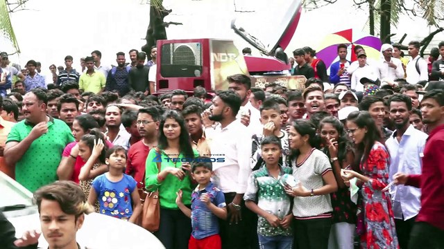 Salman Khans Fans Come To See Salman Khan At Galaxy Apartments On Eid 2018