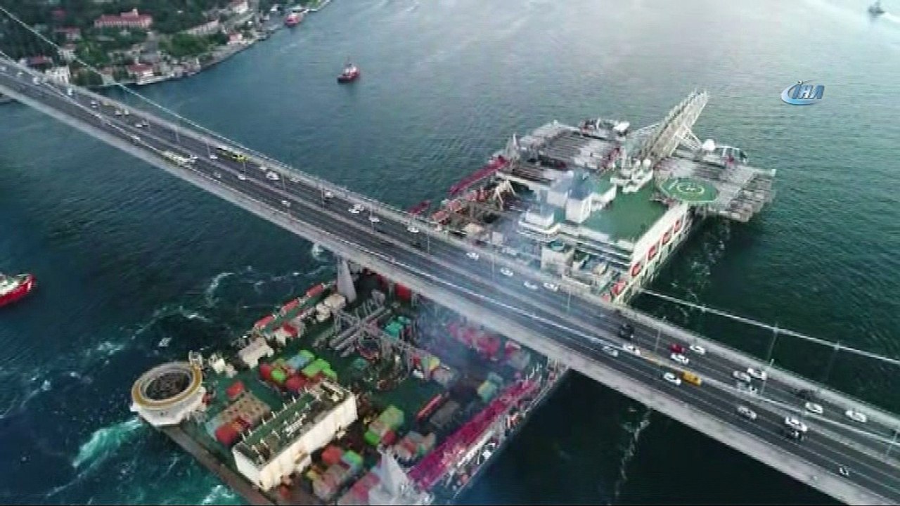 Dünyanın en büyük inşaat gemisi Pioneering Spirit 15 Temmuz Şehitler Köprüsü'nün altından böyle geçti