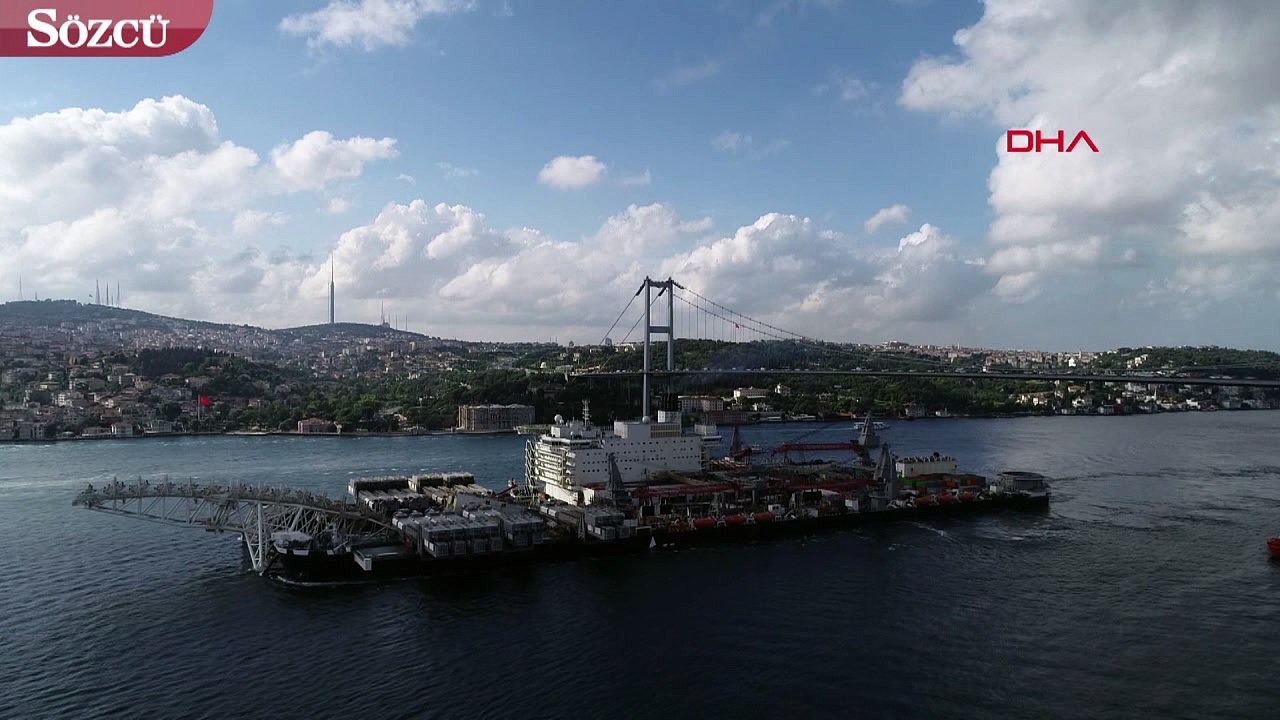 Dünyanın en büyük inşaat gemisi Pioneering Spirit, İstanbul Boğazı’ndan geçti