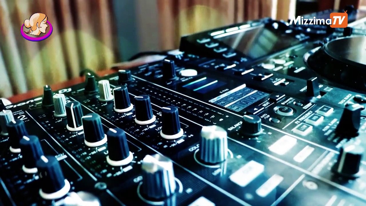 လူငယ္ေတြအမ်ားဆံုုးေပ်ာ္ရႊင္ၾကတဲ့ (EDM) လိုု႔ေခၚတဲ့ Electro Dance Music ပြဲေတြမွာအမိုုက္စားေတးသြားေတြကိုုဖန္တီး ၿပီးေဖ်ာ္ေျဖေပးေနတဲ့ အမ်ိဳးသမီးဒီေဂ်တစ္ေယာက္အေၾကာ