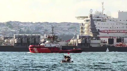 Dünyanın en büyük inşaat gemisi İstanbul Boğazı'ndan geçiyor - İSTANBUL