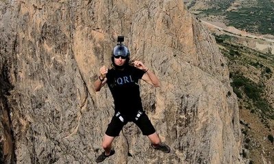 500 metre yüksekten düşerken taş, kağıt, makas oynadılar